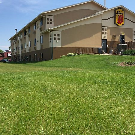 Super 8 By Wyndham Janesville Exterior photo