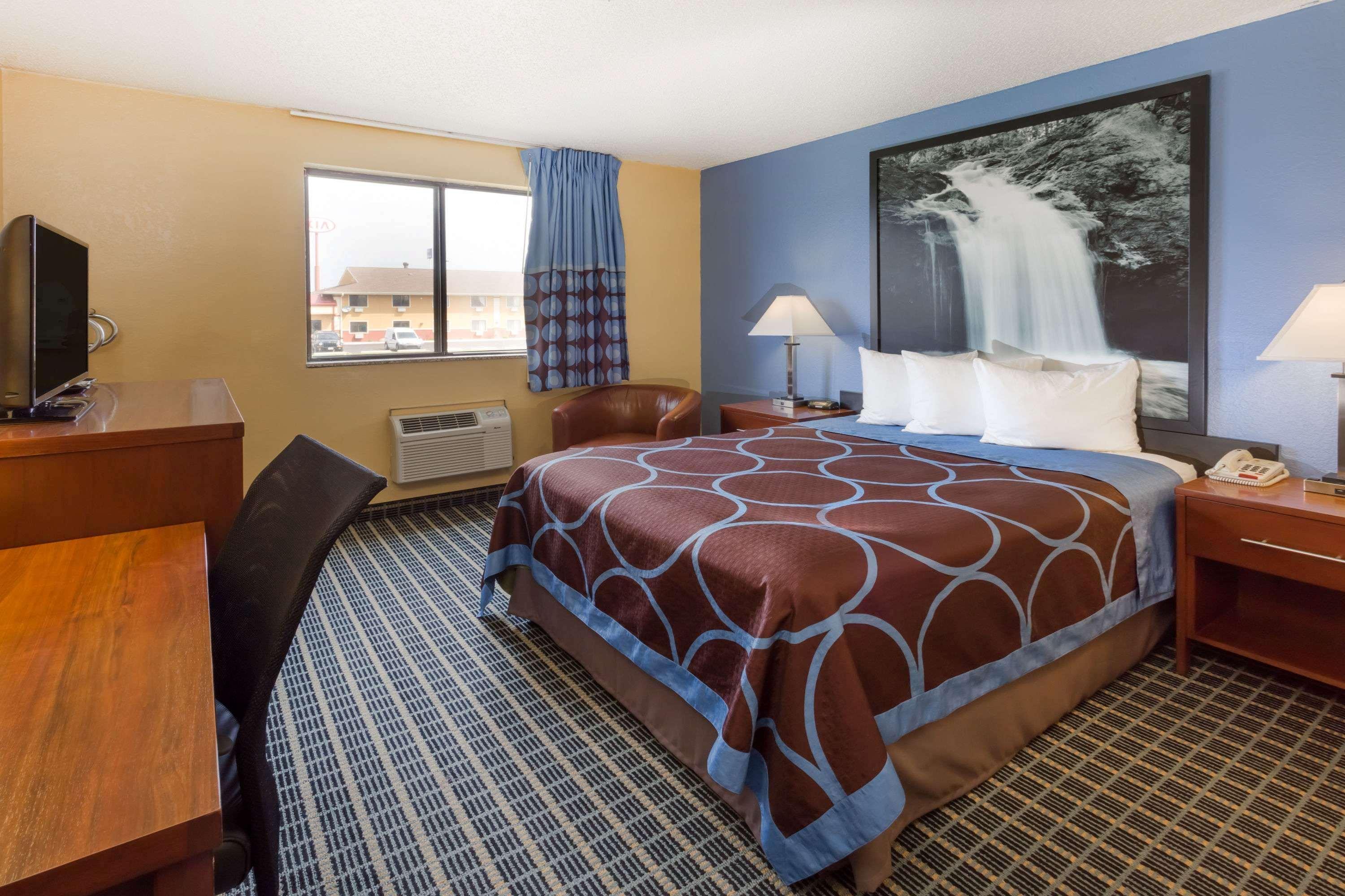 Super 8 By Wyndham Janesville Exterior photo