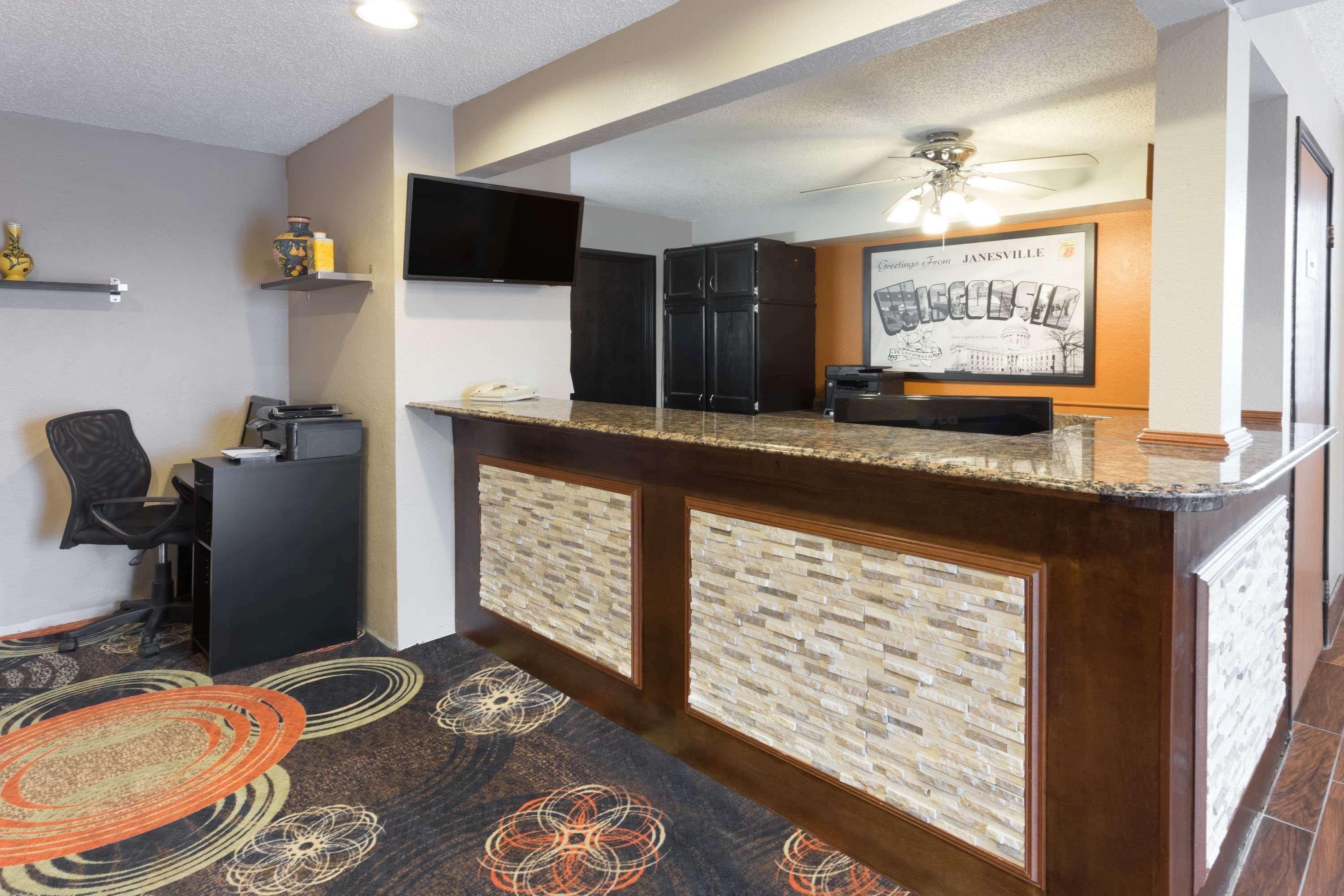 Super 8 By Wyndham Janesville Exterior photo