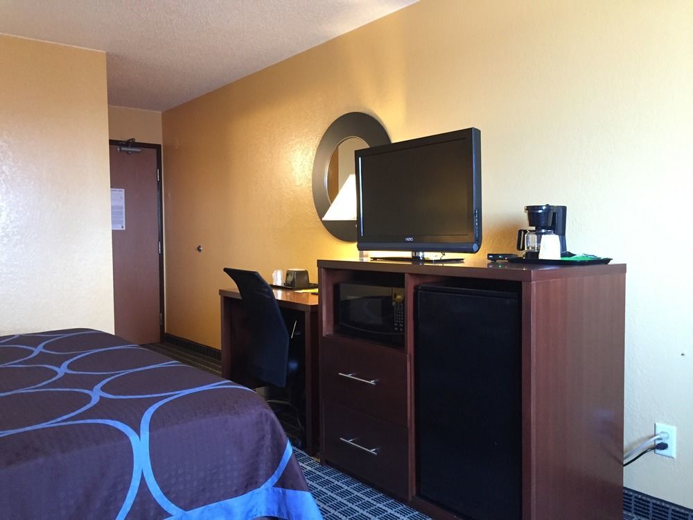 Super 8 By Wyndham Janesville Exterior photo